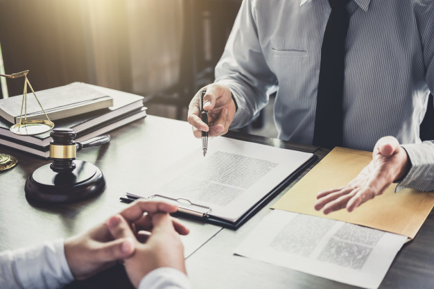 businessman-male-lawyer-judge-consult-having-team-meeting-with-client_28283-252